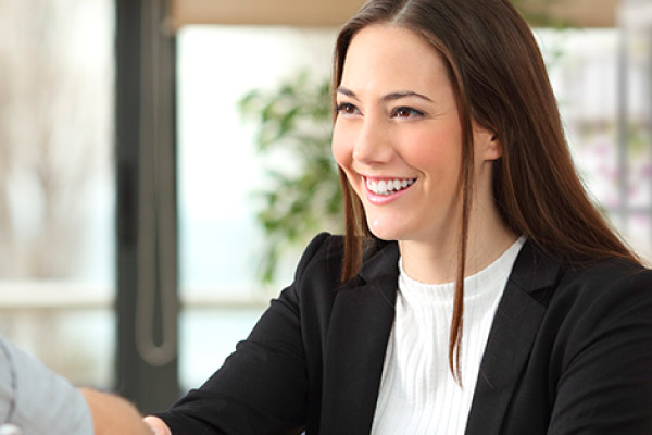 Angélica atiende con una sonrisa a los clientes del Banco Caja Social