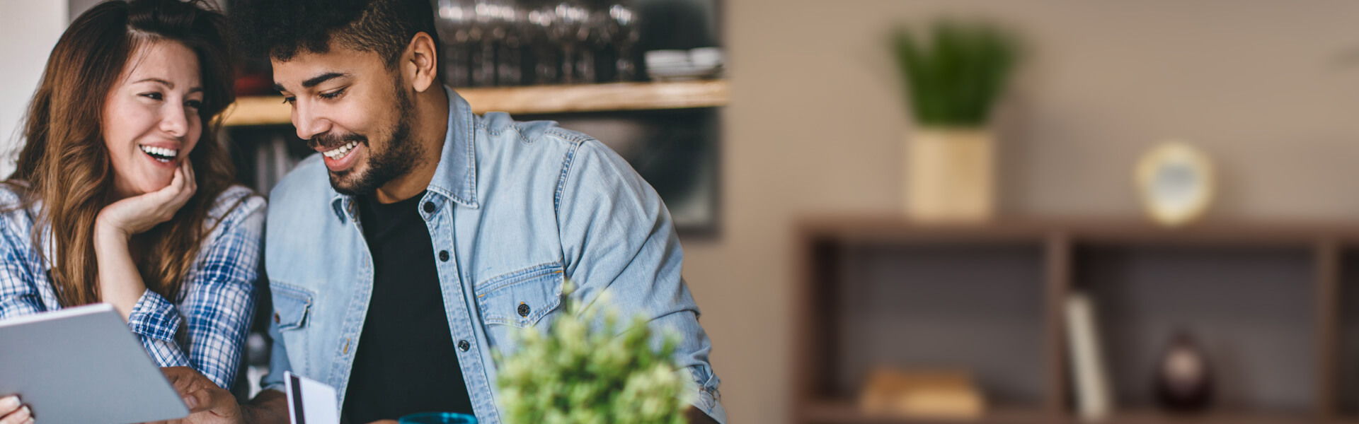 Crédito de Libre Inversión Pareja, 26 años ella y 30 años él. Están tomando la decisión de una compra que han estado analizando, ya se pusieron de acuerdo y van a comprar todo lo que necesitan con su Crédito de Libre Inversión. Eso los hace muy felices puede ser un viaje, por ejemplo.