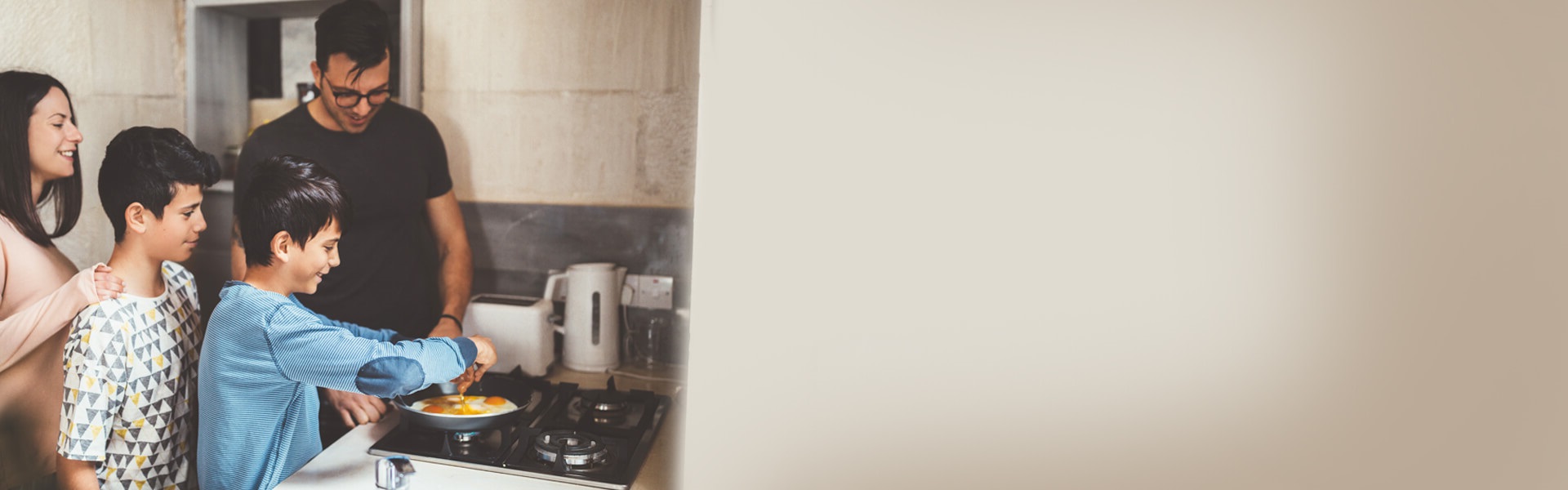 Cuentamiga Mi Casa, Mi Ahorro Familia feliz que comparte nuevas experiencias en la cocina, porque lograron sus sueños a través de la Cuentamiga Mi Casa, Mi Ahorro.