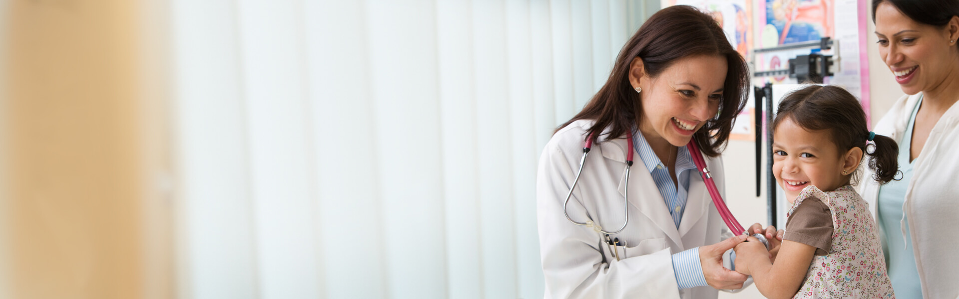 Tarjeta de Crédito Platinum Colmedica Mamá e hija están con la pediatra quien la atiende. Su madre está tranquila porque cuenta con su Tarjeta de Crédito Platinum Colmedica