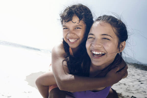 Sandra y su hija disfrutan de la playa y el sol, porque muy juiciosas ahorraron en la Cuenta Ahorro Amigo del Banco Caja Social