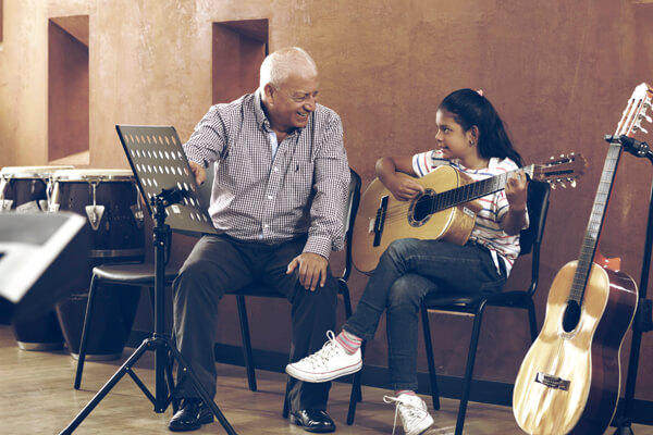 Carlos de 70 años disfruta un momento de tranquilidad porque sabe que el Banco Amigo administra su dinero en su Cuentamiga Pensionados