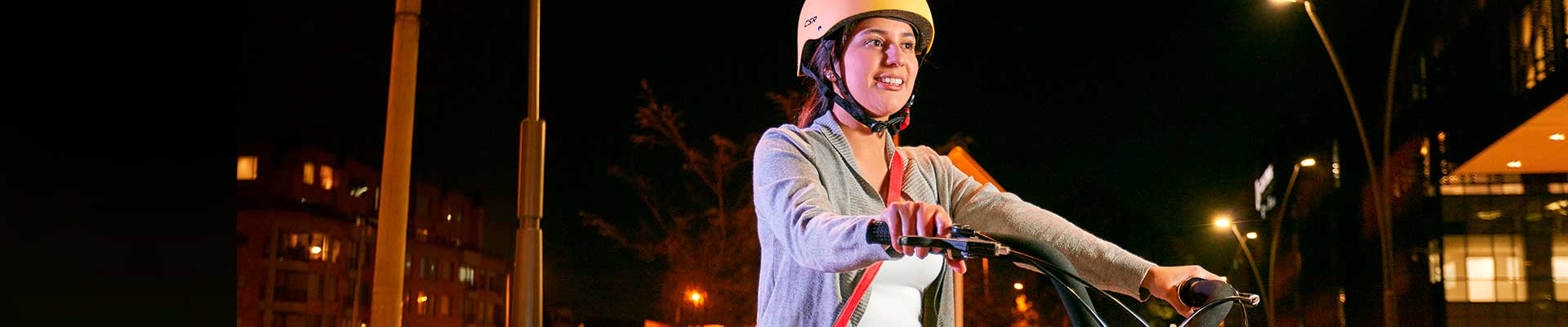 Lucía viaja en bicicleta con felicidad porque sabe que ahorra en su Cuentamiga que muy pronto le permitira acceder un vehículo propio