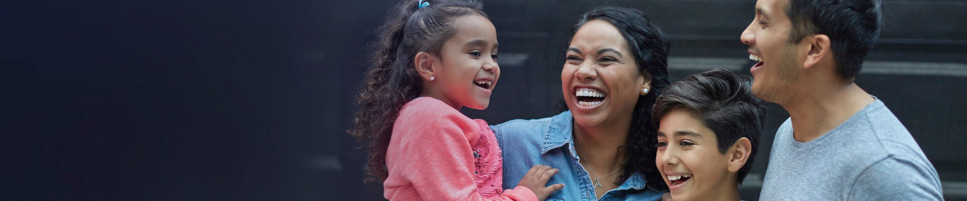 Familia que se encuentra feliz al saber que su vivienda está protegida por una Póliza Hogar del Banco Caja Social