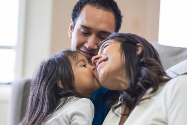 Familia feliz al saber que tienen protegido el pago de las cuotas del Crédito Hipotecario a través de Tu Cuota Protegida Vivienda