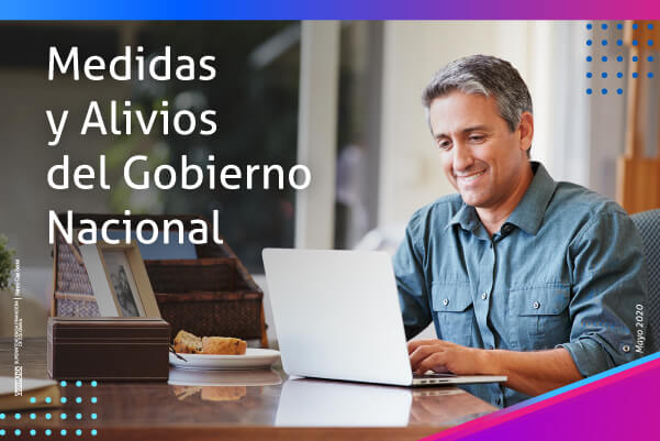 Botón de acceso a los alivios del gobierno y Juan disfruta la mañana viendo algo de interés en su computador
