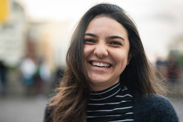 Ella con esta gran sonrisa transmite la felicidad que le da tener su inversión en un CDT Tasa Fija  con su Banco Amigo