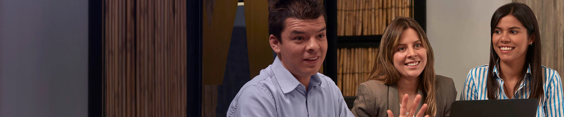 Camilo propone a sus compañeros de equipo abrir una cuenta corriente empresarial. Es el producto perfecto para las operaciones del negocio