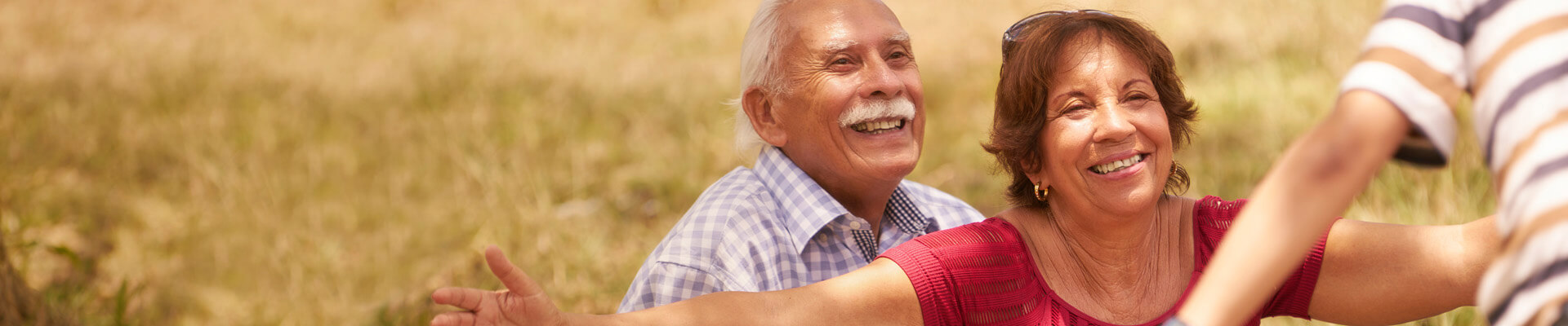 El producto Pago a Pensionados le permite a su empresa dar tranquilidad a sus empleados. Como a esta pareja que abre los brazos a su nieto.