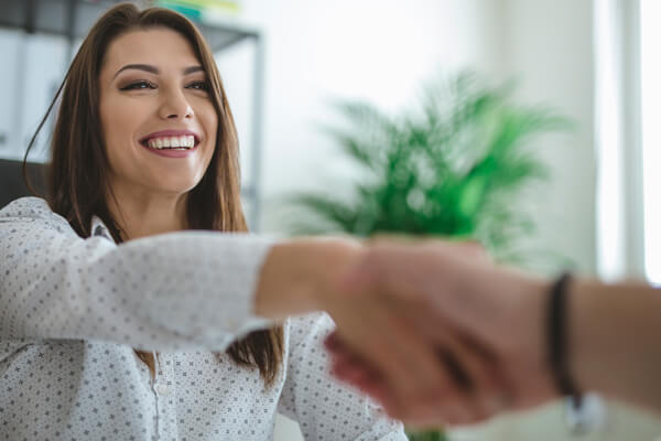 Johana, de 40 años, recomendó a su jefe una inversión a largo plazo con excelente rentabilidad, y abrieron un CDT Tasa Fija
