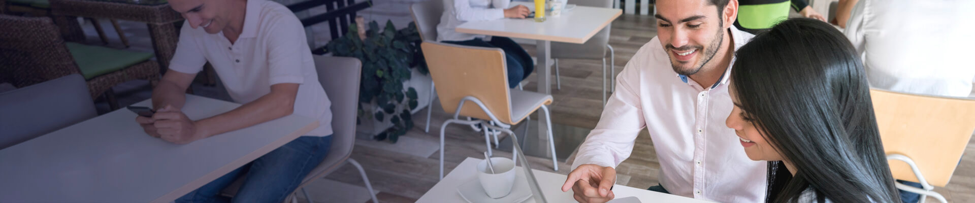 Esta pareja  mira el portafolio del Banco, y encuentra los Productos de Financiación para  sacar adelante su proyecto empresarial.