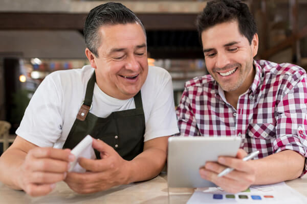 Jaime y su padre saben que ahorrar en productos de inversión les dará fruto a futuro. Para su empresa, escogieron un "Día a Día"