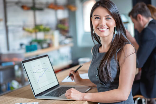 Linda es una hermosa y joven empresaria, satisfecha con la rentabilidad y facilidad que ha encontrado en el producto de inversión Rentafácil