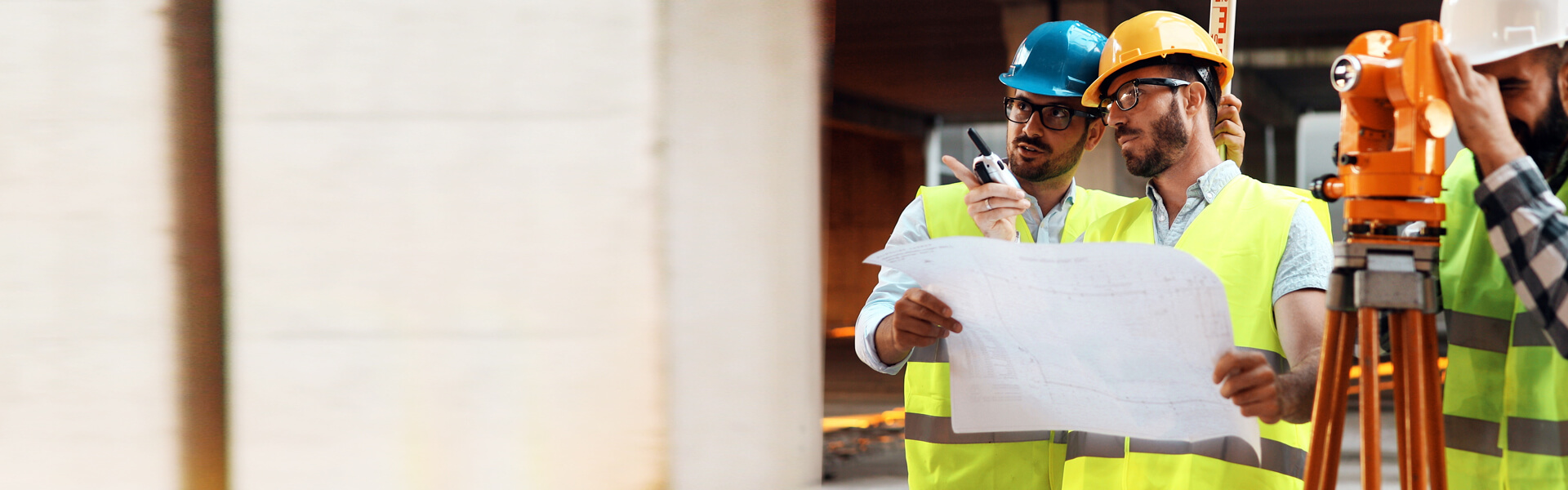 Ingenieros y topografo midiendo terreno.  Con el Cédito para Financiacion de Lotes, a corto plazo el proyecto será realidad.