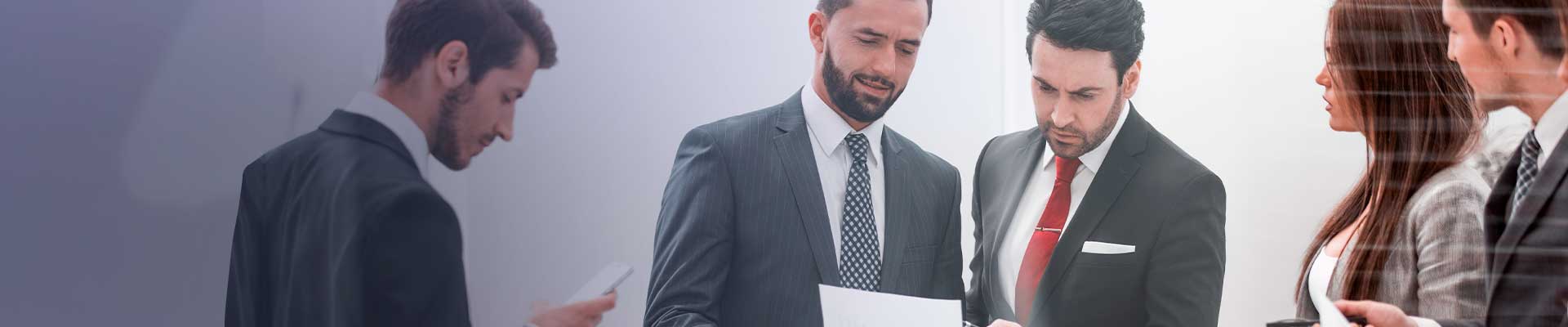 Un grupo de ejecutivos revisando información de interés emitida por la Superfinanciera financiera de Colombia